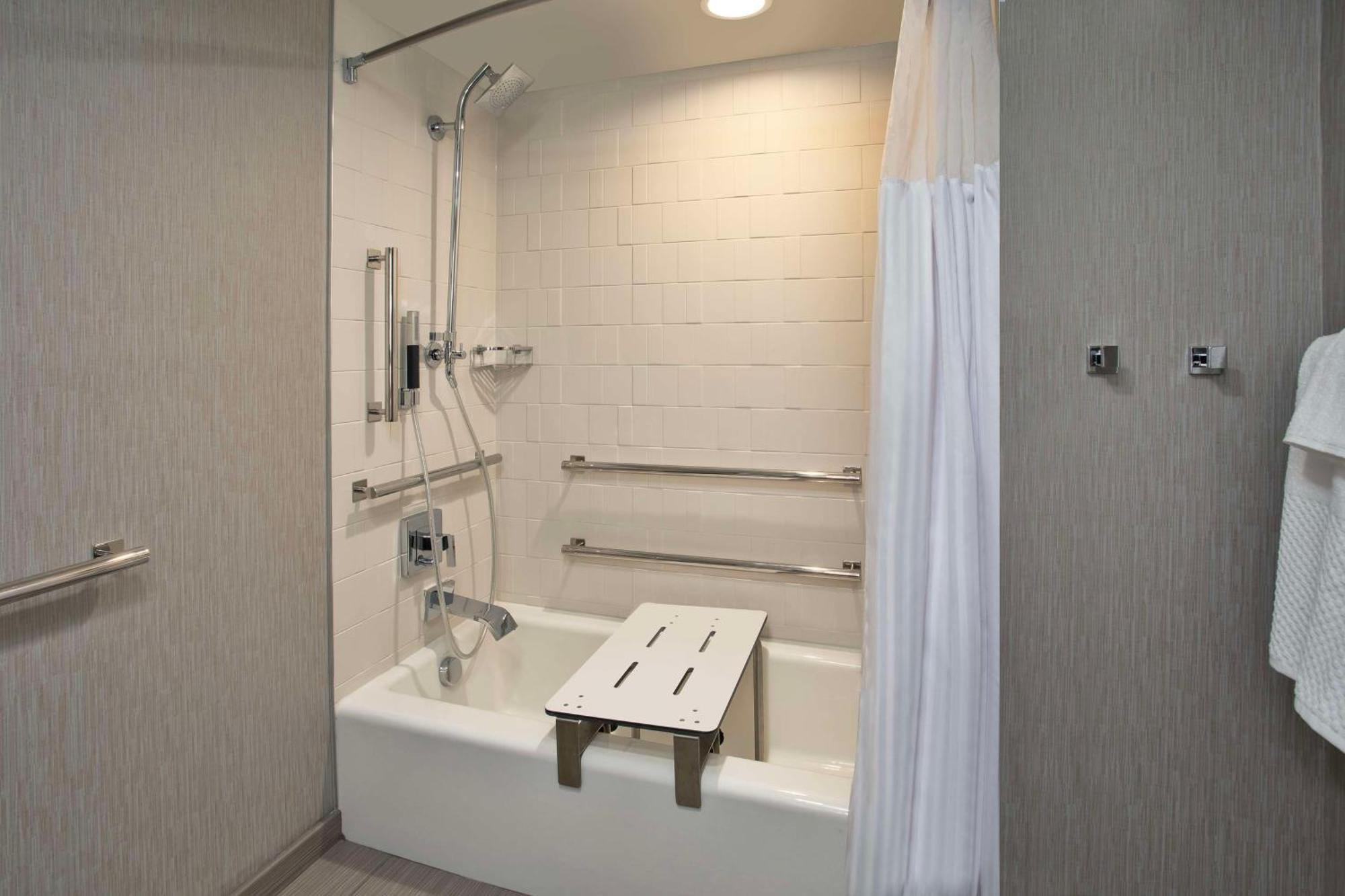 Doubletree By Hilton Lansing Hotel Luaran gambar