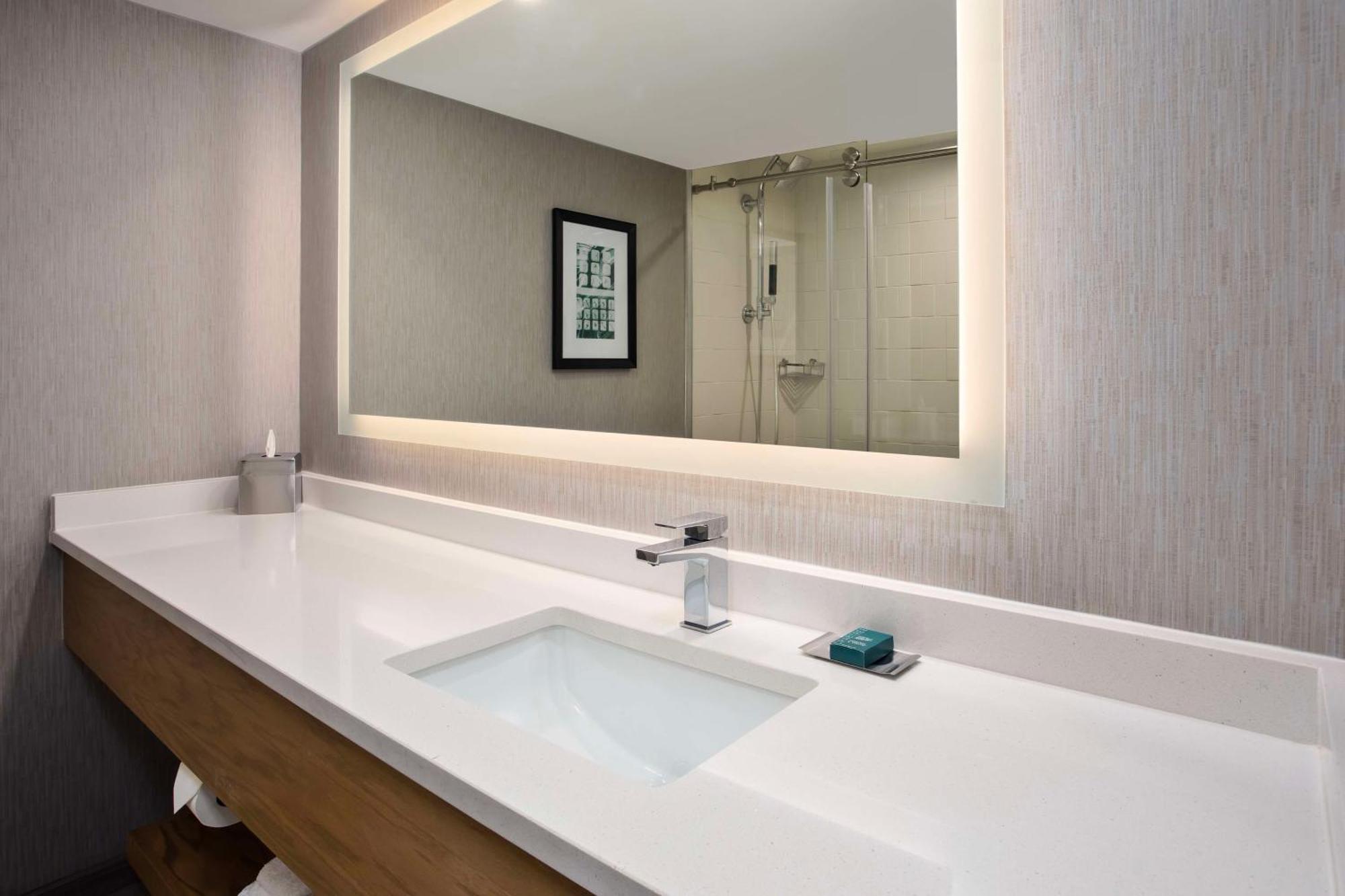 Doubletree By Hilton Lansing Hotel Luaran gambar